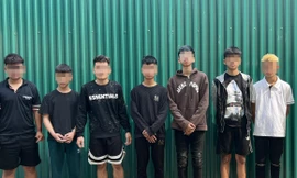 Không tìm được đối thủ, nhóm ‘choai’ cầm vỏ chai trút giận vào người đi đường