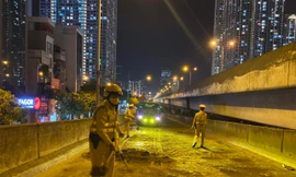 CSGT xúc cát ngăn vết dầu loang, giúp xe không trượt ngã trên đường Vành đai 3