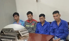 Một nhóm công nhân lát vỉa hè ở Hà Nội bị bắt