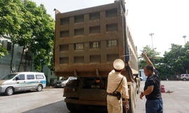 CSGT 'thẳng tay' cắt hàng loạt thùng xe tải cơi nới