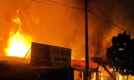 Cháy lớn tại dãy nhà tạm kinh doanh ăn uống, ca nhạc tại Hà Nội