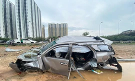 Ô tô Fortuner nát bươm sau va chạm Lexus