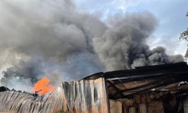 Cháy lớn kho xưởng sản xuất gỗ ép, xốp ở Hà Nội