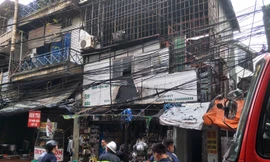 Ngôi nhà 3 tầng gần cổng Bệnh viện Nhi cháy ngùn ngụt