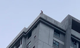 Cứu người đàn ông ngồi vắt vẻo trên nóc chung cư 40 tầng