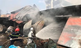 Hà Nội: Cháy lớn tại dãy cửa hàng kinh doanh, nhiều tài sản bị thiêu rụi