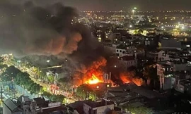 Hà Nội: Cháy lớn dãy nhà trên đường Lạc Long Quân