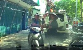 Công an xác minh nghi vấn tự quản phường thu tiền của người bán hàng rong