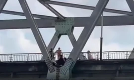 Mâu thuẫn tình cảm, cô gái lên cầu định tự tử