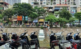 Hoảng hốt chứng kiến nữ tài xế lao ô tô xuống sông Kim Ngưu