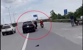 Người phụ nữ liều mình đu cửa ô tô đang chạy là vợ của tài xế? 