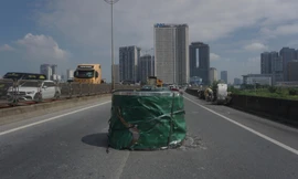 Hà Nội: 2 cuộn thép hàng chục tấn lăn khỏi container, gây ùn tắc gần 5km