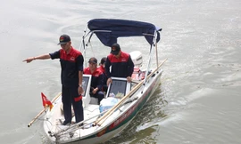 Hai cano tìm kiếm cô gái mất tích bí ẩn ở Hà Nội