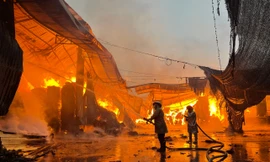 Vụ xưởng gỗ ở Hà Nội 'chìm' trong lửa: Bị đình chỉ vẫn lén lút hoạt động 