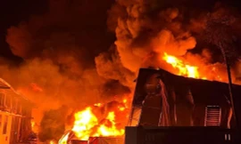 Xuyên đêm dập tắt đám cháy kho xưởng rộng 2.000m2