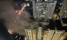 Giải cứu nhiều người mắc kẹt trong vụ cháy chung cư ở Hà Nội