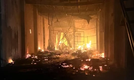 Hà Nội: Gần 1.000m2 nhà xưởng đồ gỗ chìm trong lửa lúc rạng sáng