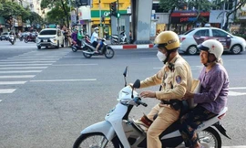 CSGT giúp cụ bà đi lạc về nhà