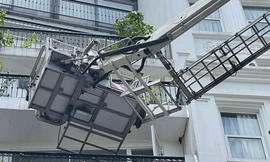 Cháy khách sạn phố cổ, cảnh sát dùng xe thang đưa khách ra ngoài