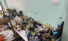 Phát hiện hơn 1.000 lọ nước hoa không rõ nguồn gốc tại căn hộ liền kề