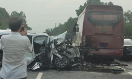 Ô tô con va chạm xe khách, 2 người thương vong