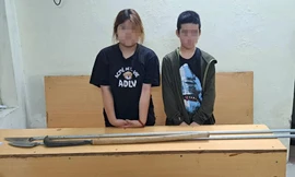 Thiếu nữ điều khiển xe máy kẹp 3, mang theo phóng lợn nghênh ngang bát phố