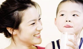 Làm sao để mẹ không phải ‘đánh vật’ với bé khi ăn?