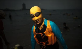 Tại đây, người dân thường xuyên ra biển cùng mặt nạ bảo vệ da có tên Facekini, trùm kín đầu chỉ để lộ ra phần mắt, mồm và có chỗ khoét lỗ ở mũi để thở.