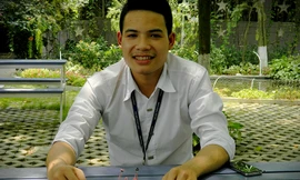 Nguyễn Quý Tú bên sản phẩm “ngôi nhà thông minh” của mình