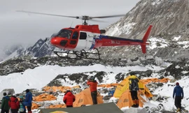 Máy bay trực thăng cứu hộ hàng trăm người đang bị mắc kẹt tại đỉnh Everest