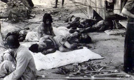 Người sống bên cạnh xác chết la liệt chỉ vài giờ sau khi quả bom có tên "Little Boy" được ném xuống Hiroshima. Ảnh Daily Mail