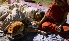 [ẢNH] Thảm cảnh “màn trời chiếu đất” của người dân Nepal sau động đất