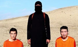 Hai con tin người Nhật trong video. Ảnh: AbcNews