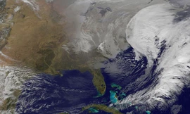 Hình ảnh vệ tinh cơn bão đang di chuyển với tốc độ 5.45 dặm/giờ.