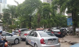 Cả ngàn lượt ô tô đỗ trái phép, thanh tra giao thông Cầu Giấy “bất lực”?