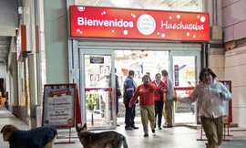 Sự rung lắc mạnh tại các toà nhà ở thủ đô Santiago khiến người dân chạy hoảng loạn ra đường