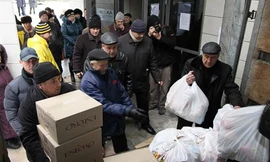 Người dân Donetsk tập trung nhận một địa điểm phát hàng viện trợ. Ảnh: AFP 