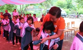 Bà Trương Thị Thanh, Giám đốc trách nhiệm xã hội FPT trao quà cho các em