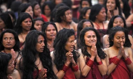 Các tín đồ Hindu người Nepal cầu nguyện trước khi tắm thánh ở sông Bagmati tại Đền Pashupatinath ở thủ đô Kathmandu, Nepal