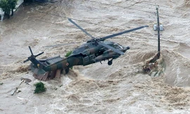 Trực thăng cứu hộ trong trận lụt ở tỉnh Ibaraki, Nhật Bản gợi nhớ đến đợt sóng thần năm 2011. Ảnh: Kyodo