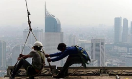Một công trình xây dựng ở thủ đô Jakarta, Indonesia. Ảnh Bloomberg