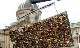 Pháp bắt đầu dỡ bỏ hàng trăm nghìn “ổ khoá tình yêu”