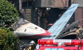 Hiện trường khủng khiếp vụ máy bay rơi trúng khu dân cư ở Tokyo