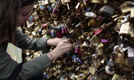 Pháp dỡ bỏ hơn 700.000 'ổ khoá tình yêu'