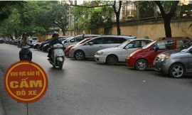 Nhiều bãi đỗ xe vẫn nhộn nhịp trước ngày cấm