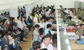 Trụ sở Cục A72 đông người chờ đến lượt nộp hồ sơ làm hộ chiếu