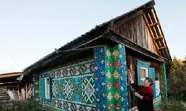 Căn nhà được trang trí từ các nắp chai