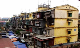 Chung cư cũ chậm cải tạo, xuống cấp nghiêm trọng. Ảnh: Hồng Vĩnh