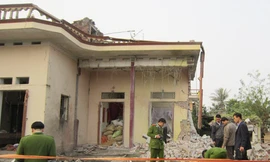 Nổ pháo sập nhà, bốn người thương, vong