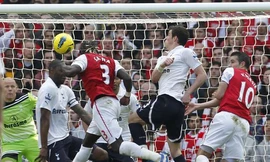 'Thủng' hàng thủ, đại gia Premier League trả giá